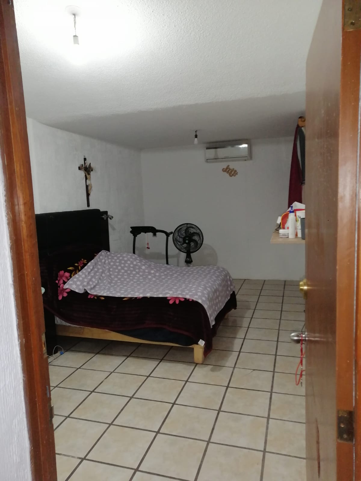 Casa bien ubicada Mariano Matamoros 33, La Cima, cerca de Bernardo Quintana y del Tec de Monterrey. Dos recámaras con clóset, sala-comedor, cocina integral, patio de servicio, 1 baño completo, 1 cajón de estacionamiento